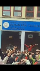 Her sabah öğrencilerini ufaktan eğlendirerek ve deşarj ederek sınıflara alan Şule öğretmen 