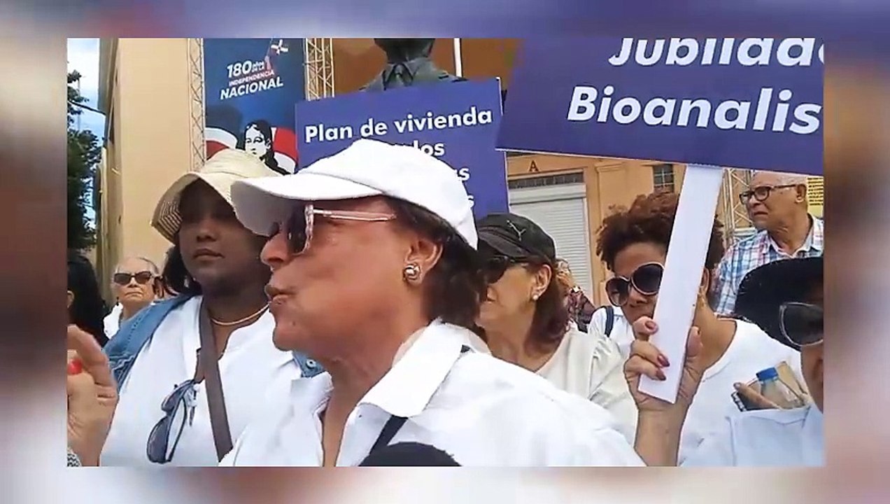 Bioanalistas pensionadas y jubiladas protestan frente al Palacio Nacional