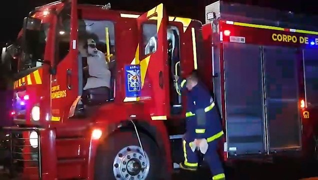 Bombeiros combatem incêndio em lote baldio no Maria Luiza