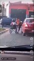 Discusión entre un hombre en silla de ruedas y otro en muletas terminó a golpes en plena vía pública