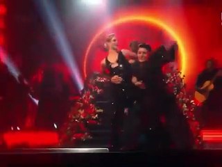 Chayanne prende fuego en la pista de Premio Lo Nuestro 2024.