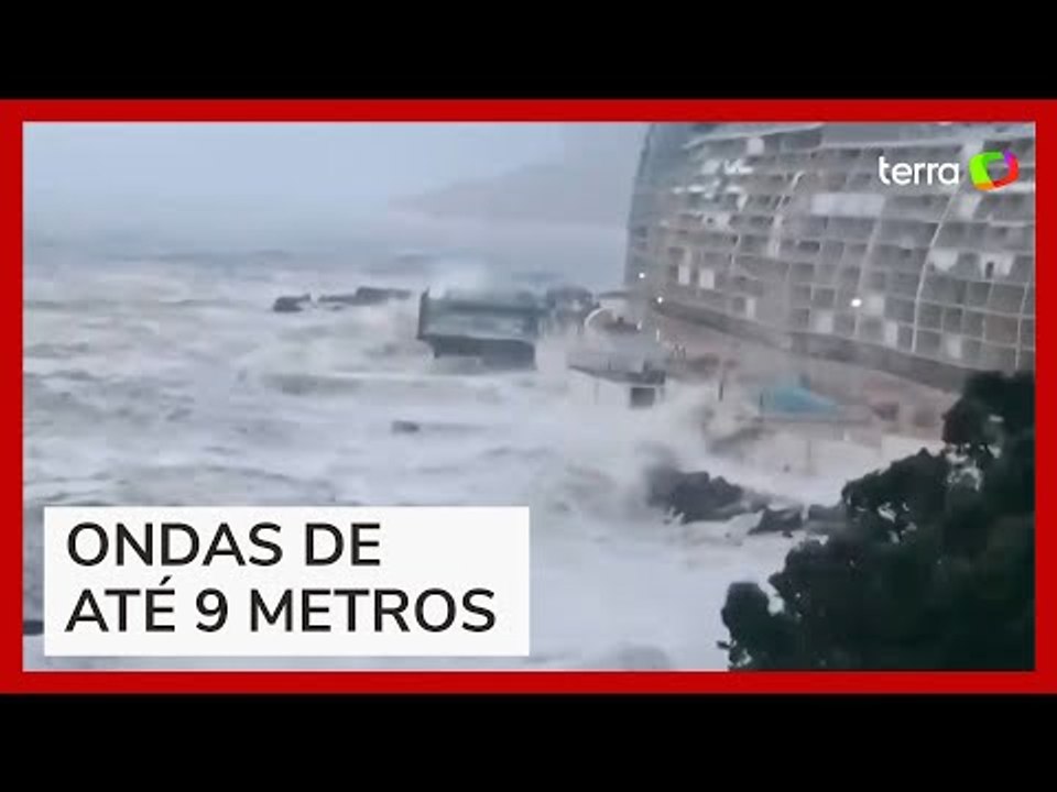 Mar Negro forma ondas gigantes após tempestade na Rússia