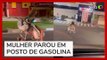 Motorista é ultrapassado por mulher em carrinho de bebê em cidade de MG