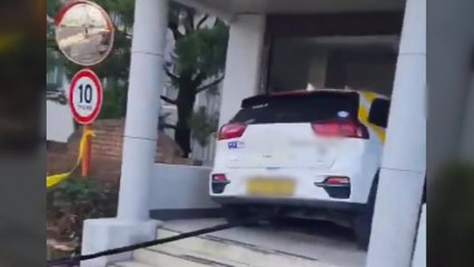 수원 아파트 출입구에 차량 돌진..."급발진" 주장 / YTN