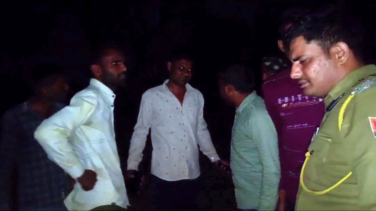 पुलिसकर्मी की हरकत से भड़के ग्रामीण, लोग वीडियो...