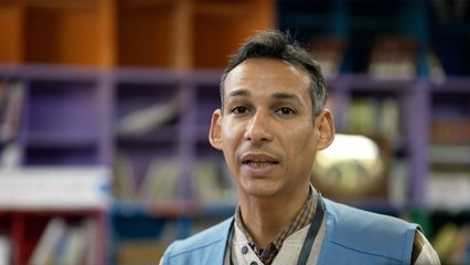 معلم يحول مكتبة إلى مقر للدراسة والتعليم في مدينة رفح