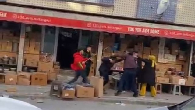 İstanbul'da eşi ve çocuğunun önünde fırça sapıyla dövüldü
