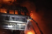 Un incendio de grandes dimensiones arrasa dos edificios en Valencia y deja 14 heridos