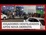 Desembarque do Bahia em Salvador tem protesto de torcedores e disparos da polícia