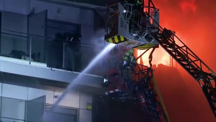 Agónico rescate de una joven pareja por los bomberos del edificio en llamas