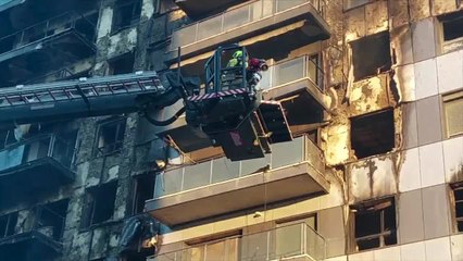La UME trabaja en el edificio incendiado en Valencia