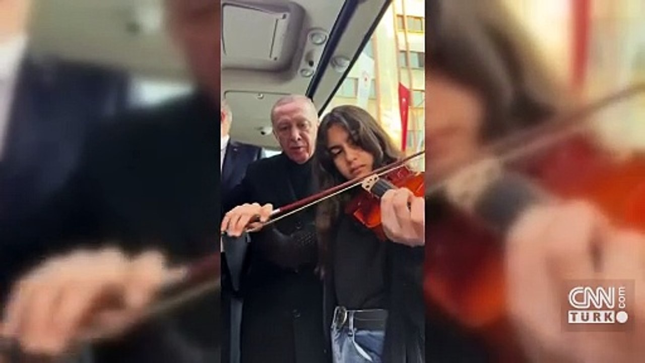 Erdoğan, kemanıyla Çanakkale Türküsü çalan öğrenciye eşlik etti