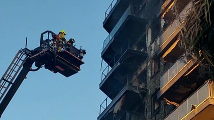 Los bomberos usan grúas para acceder al edificio