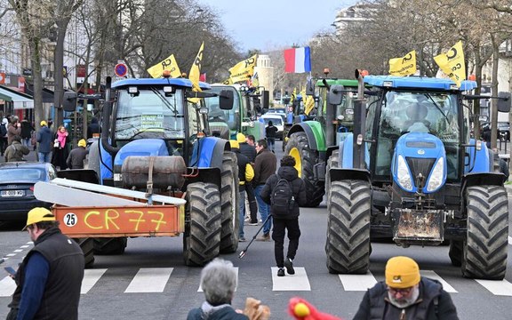 EN DIRECT Colère des agriculteurs : des tracteurs manifestent dans Paris