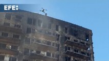 UME busca con dron posibles víctimas entre los restos del edificio incendiado en Valencia