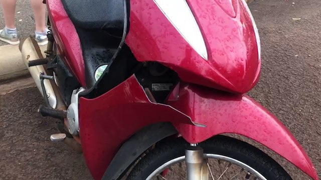 Mulher fica ferida após colisão entre HB20 e Honda Biz na Avenida Tancredo Neves