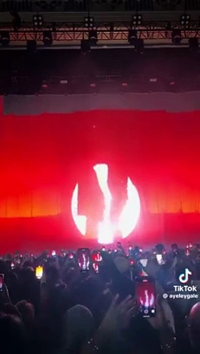 Un chanteur danse avec une fan sur scène, elle se fait quitter juste après à cause de sa danse suggestive