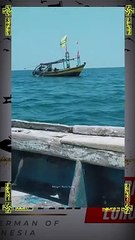 Perahu arad sedang menarik jaring