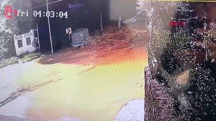 Ana isale hattı patladı, yolda dev çukur oluştu