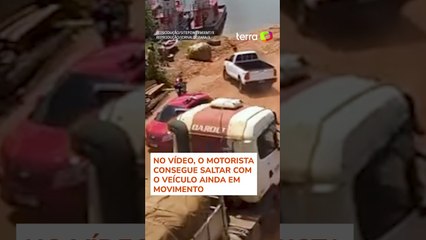 Motorista se joga segundos antes de carreta desgovernada cair em rio no Pará #shorts