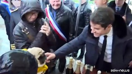 Tra selfie e assaggini, bagno di folla al mercato per Gabriel Attal