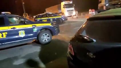 Carro roubado e cheio de maconha é abandonado em fuga na BR-277