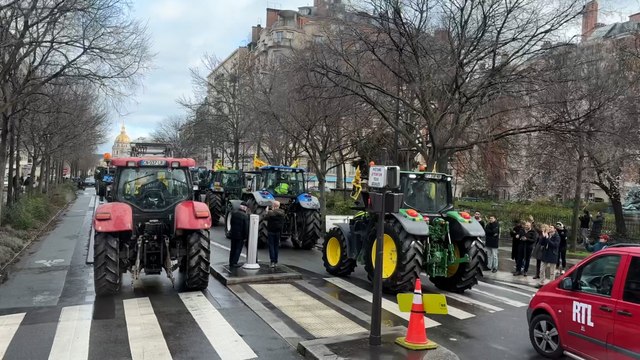 Colère des agriculteurs : des tracteurs de la Coordination rurale défilent dans Paris