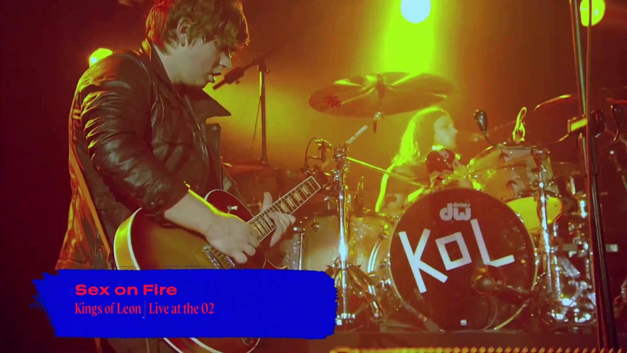 Kings of Leon chante "Sex on Fire" en live