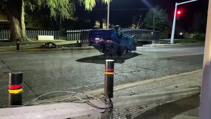 Con las llantas en  dirección al cielo terminó un automóvil