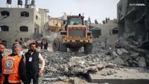 شاهد: فلسطينيون يبحثون عن ناجين تحت ركام منازل دمرها قصف إسرائيلي في دير البلح وسط قطاع غزة