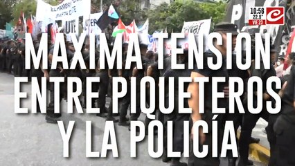 Máxima tensión: policías rociaron con gas pimienta a manifestantes que reclaman alimentos para comedores