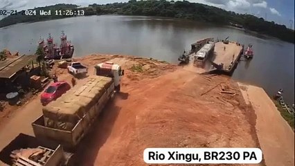 Pará: Carreta carregada de cimento perde o controle e cai no Rio Xingu