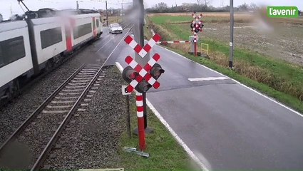 Une voiture franchit un passage à niveau fermé et évite un train de justesse