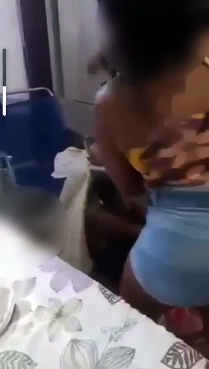 Mãe descobre que filho roubou e enche o rapaz de 'carinho'