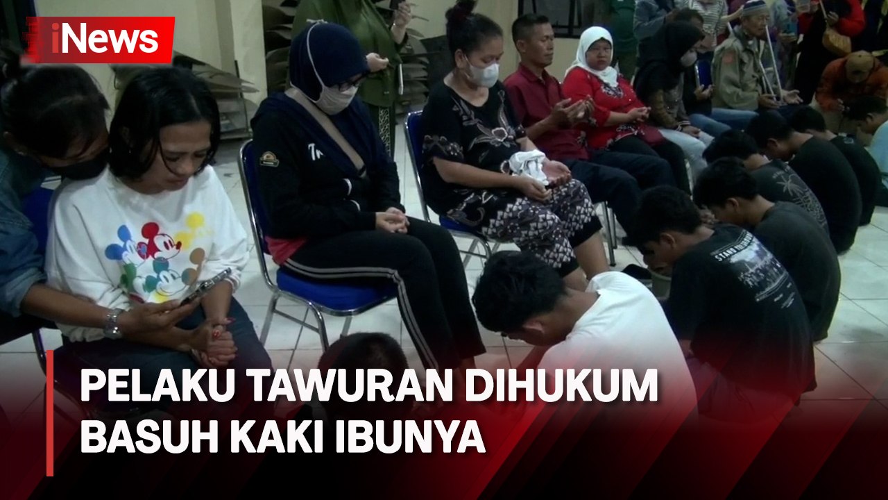 Diwarnai Isak Tangis, Pelaku Tawuran Dihukum Basuh Kaki Ibunya di Polsek Johar Baru