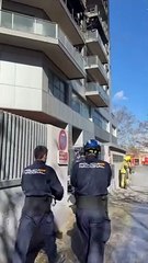 Así entra la Policía en el piso donde comenzó el incendio en Valencia