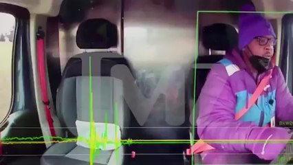 El impactante momento en que un tren parte por la mitad una furgoneta de reparto