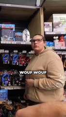 Dans une animalerie, il se fait passer pour un chien et la vendeuse est très gênée