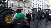 Parigi, i trattori sfilano alla vigilia del Salone dell'Agricoltura