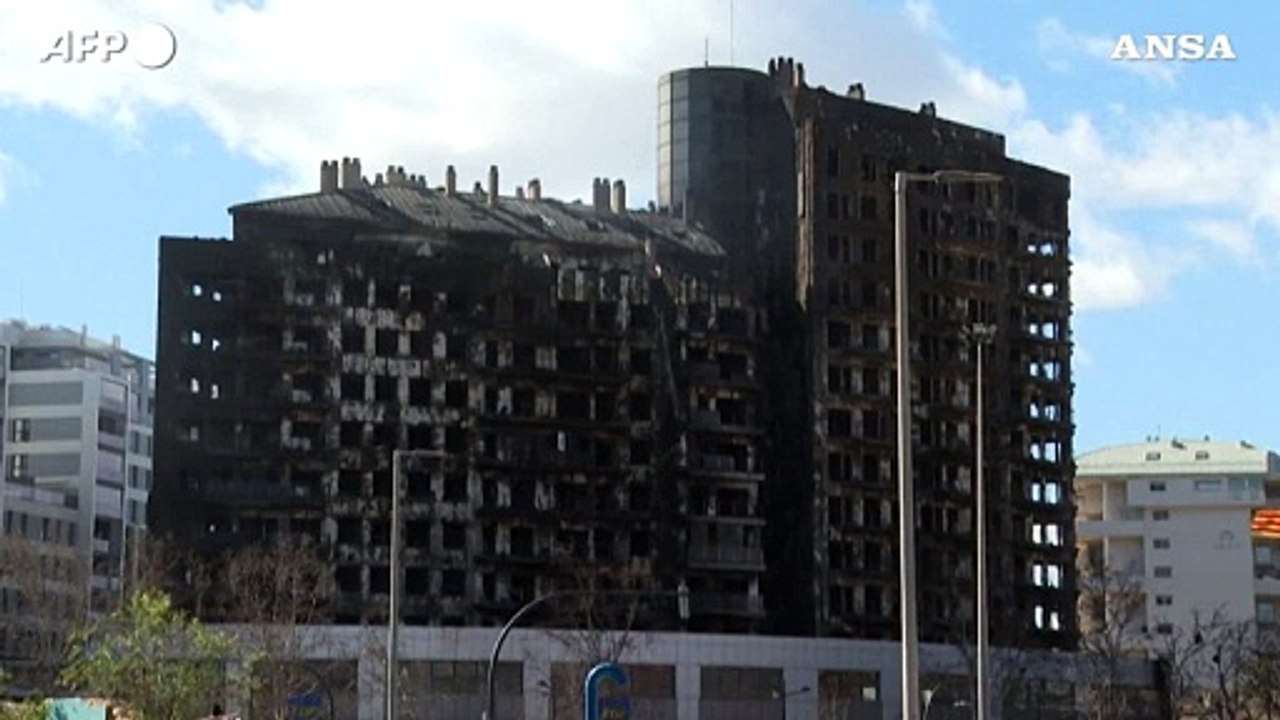 Incendio a Valencia, pompieri e scientifica entrano nell'edificio