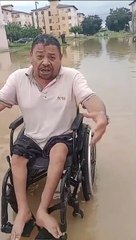 Cadeirante é visto com dificuldades em rua alagada em cidade no interior da Bahia