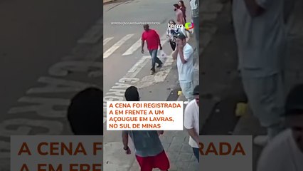 Homem se distrai e tem espetinho 'furtado' por cachorro caramelo em MG #shorts