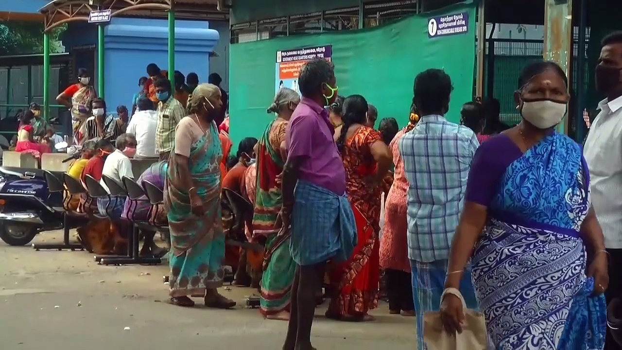 பள்ளி மாணவர்களை ஏற்றி சென்ற ஆம்னி வேன் மீது மோதிய தனியார் பேருந்து.. ஈரோடு அருகே பரபரப்பு