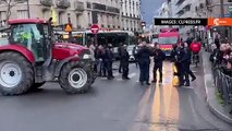 Alors que les tracteurs de la CR devaient quitter Paris ce soir, les agriculteurs refusent et veulent se rendre au salon de l'agriculture. Les forces de l'ordre menacent de les interpeller. (CL PRESS)