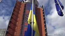 La bandiera ucraina sventola davanti alla Commissione europea