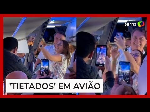 Com festa de passageiros, Bolsonaro e Michelle embarcam rumo à posse de Milei na Argentina