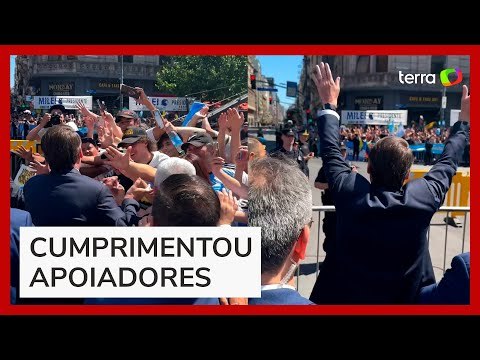 Bolsonaro é festejado por argentinos ao chegar em cerimônia de posse de Milei