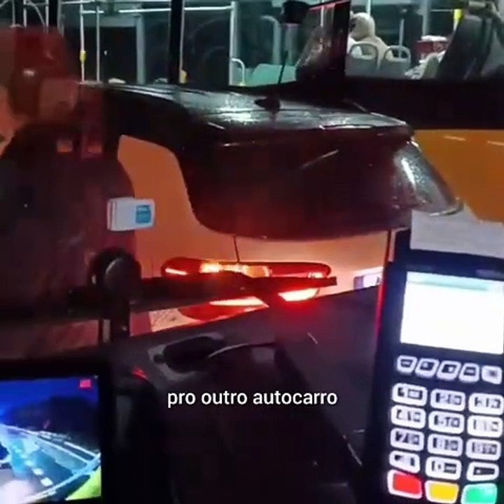 Tugas passados da cabeça fazem espera a motorista no meio do trânsito