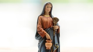 Images of Mother Mary working make chores easier