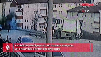 Çöp kamyonu elektrik direğine çarptı, işçiler son anda kurtuldu